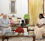 Narendra Modi Briefs President Contrasting Tradition with Rajiv Gandhi