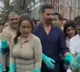 Akshay Kumar and Amruta Fadnavis Clean Mumbai Beach After Ganesh Visarjan
