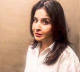 Karan Johar playfully convinces Bhavana Pandey & Maheep Kapoor to groove to 'Bijuria'