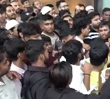 iPhone 17 Demand Causes Chaos at Mumbai Apple Store