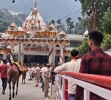 Navratri begins with grandeur as devotees throng temples across India