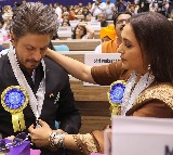 Rani Mukerji fixes lanyard of SRK’s National Award