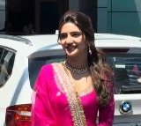 Kartik Aaryan's co-star Sreeleela soaks in Navratri festivities in a stunning pink outfit