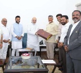 Chandrababu Naidu Meets Amit Shah Discusses Key Issues