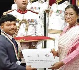 Droupadi Murmu Presents NSS Awards to Two AP Youths