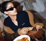 Janhvi Kapoor’s new mood: Couture and a slice of bread in the bag