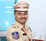 Hyderabad DCP Sai Chaitanya fires on thieves in Chaderghat