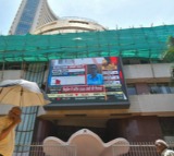 Sensex, Nifty end lower as global cues weigh on sentiment