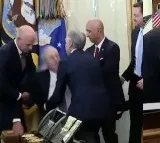 Donald Trumps Drug Event Paused As Man Faints At White House