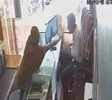 Ahmedabad Gold Shop Owner Thwarts Robbery Attack