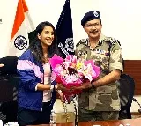 Jemimah Rodrigues honoured by CISF personnel at ASG Mumbai Airport