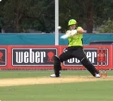 Georgia Voll Hit by Ball Laughs in Dugout at WBBL 2025