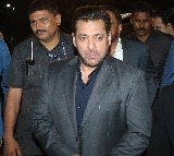 Salman Khan visits Dharmendra at the hospital