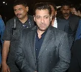 Salman Khan visits Dharmendra at the hospital