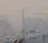 Toxic smog continues to engulf Delhi, AQI remains above 400