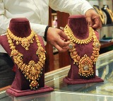 Gold Prices Fall as Dollar Strengthens