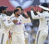 Kuldeep Yadav Restricts South Africa on Day 1 of Second Test