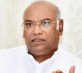 Mallikarjun Kharge Sonia Rahul and I Will Solve Karnataka CM Issue