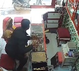 Gold Chain Theft in Badaun Jewelry Store Uttar Pradesh