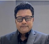 Aadi Saikumar Scolded by Sai Kumar for Using Phone on Stage