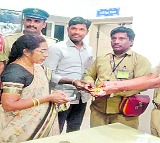 Hyderabad woman retrieves gold jewelry lost on bus