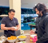 Salman Khan serves a delectable portion of ‘Bhau chi bhel’ to Riteish Deshmukh