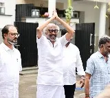 Rajinikanth greets fans outside residence; shares video clip of iconic dialogue in New Year greeting!