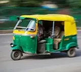 Delhi Auto Drivers Kindness Wins Hearts on Social Media