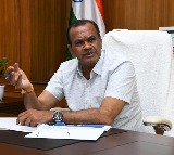 Komatireddy Venkat Reddy Says Kavitha is Enough to Criticize KCR