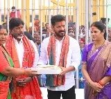 Telangana CM, ministers offer prayers at tribal shrine in Medaram