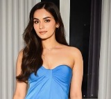 Manushi Chhillar celebrates parents' 35th wedding anniversary