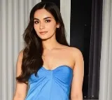 Manushi Chhillar celebrates parents' 35th wedding anniversary