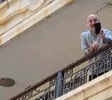 Anil Kapoor sings 'Tere ghar ke samne ek ghar banaunga' for Anupam Kher on his birthday