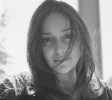 Ileana D’Cruz sneaks in a selfie during her ‘3 second’ baby-feeding break