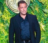 Salman Khan looks dashing at ‘Hum Aapke Hain Koun’ reunion during Barjatya wedding bash