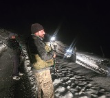 Indian Army, J&K police rescue 214 stranded tourists at Sinthan Pass amid heavy snowfall