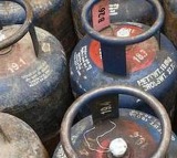 Centre offers additional 10 pc commercial LPG to states and UTs