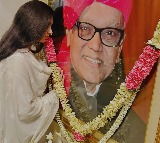 Aishwarya Rai Bachchan shares emotional pic of Aaradhya paying tribute to late father on death anniversary