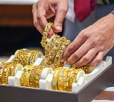 Gold slips 17 pc from record high despite war tensions