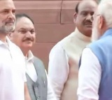 Narendra Modi Rahul Gandhi Meet at Jyotiba Phule Event