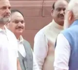 Narendra Modi Rahul Gandhi Meet at Jyotiba Phule Event