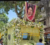 Asha Bhosle Cremated With State Honors in Mumbai