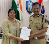 Mangli meets Commissioner Sajjanar seeking action against Subbarao