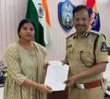 Mangli meets Commissioner Sajjanar seeking action against Subbarao