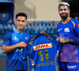 Pandya presents Chhetri with MI jersey on his visit to training camp at Wankhede