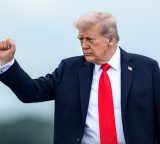 Trump touts gains, targets rivals at rally