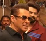 Varun Dhawan reveals he was nervous to dance in front of Salman Khan in 'Vyah Karwado Ji'