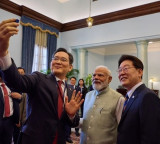Samsung Executive Chairman Lee Jae Yong take selfie with Indian Prime Minister Narendra Modi