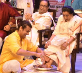 Sonu Nigam recalls massaging Asha Bhosle’s painful heel spur during US tour in 1996