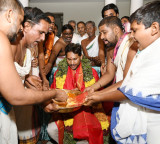 TTD issues showcause notices to Archakas who went Jagan recidence